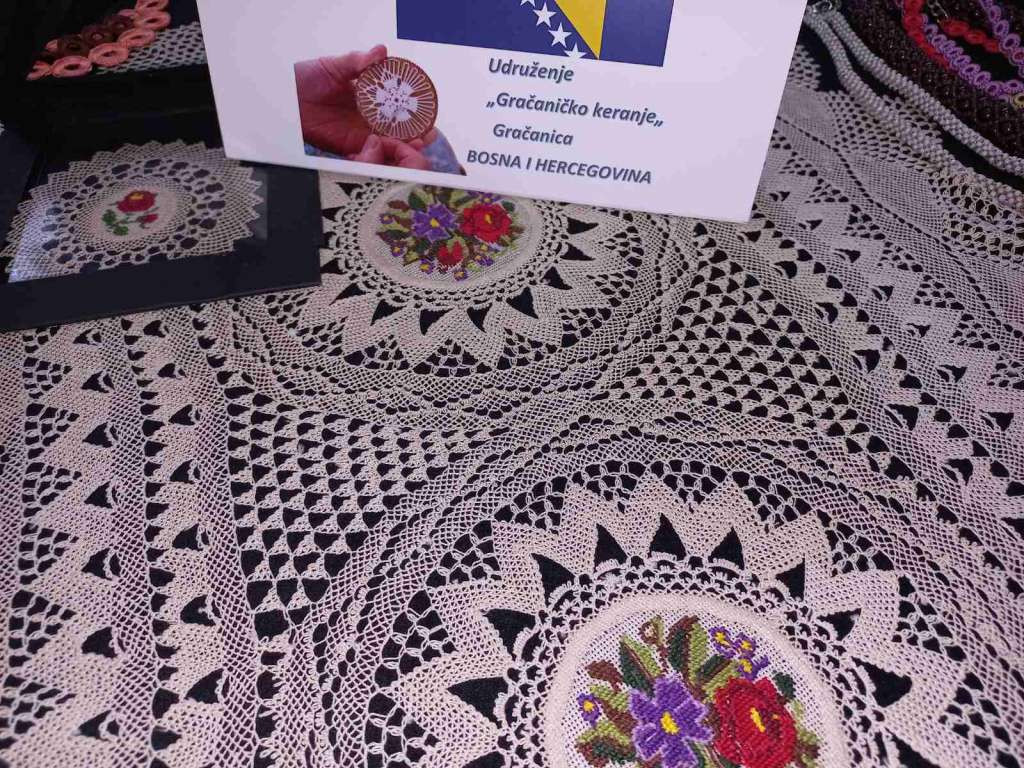 Žene u Gračanici čuvaju tradiciju keranja, nit konca spaja dobrotu i ljubav