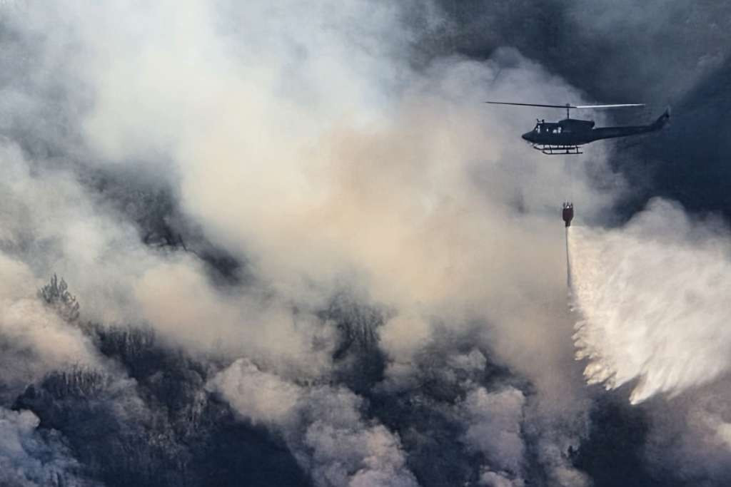 Helikopter OS BiH drugi dan zaredom gasi požar na Čvrsnici