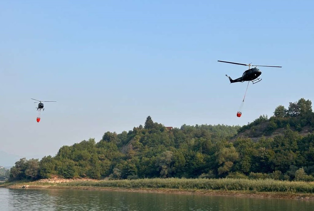 Helikopteri OS BiH gase požare u Bihaću, Kalesiji, Drvaru i Prozor-Rami