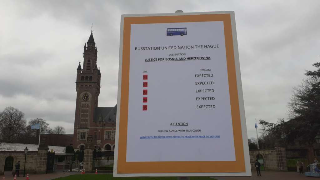 Nova instalacija Almira Derviševića pred zgradom suda u Haagu - Presudom pravda nije zadovoljena