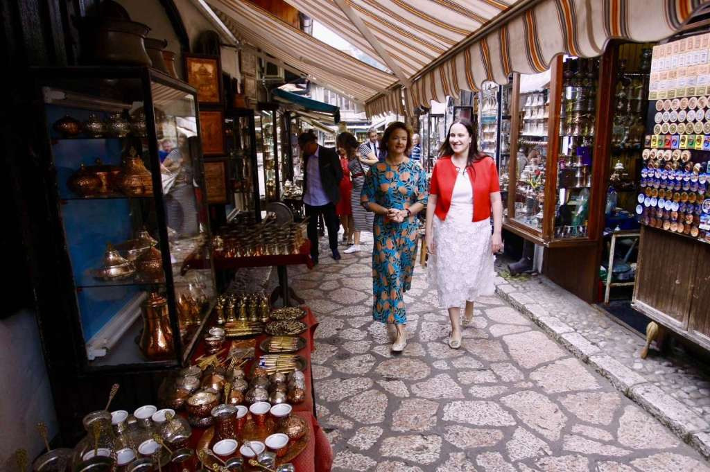 Karić prošetala Baščaršijom sa slovenskom ministricom Tanjom Fajon