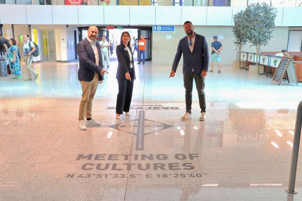 Znak 'Sarajevski susret kultura' postavljen na Terminalu B Međunarodnog aerodroma Sarajevo