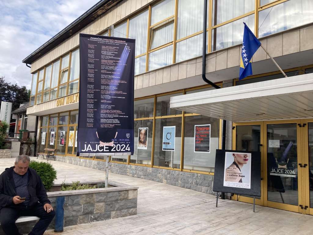 "Razbijeni krčag" Narodnog pozorišta RS otvara takmičarski program Igara u Jajcu