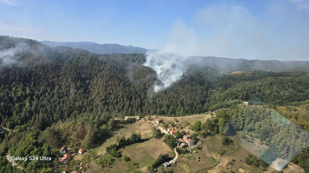 Uz podršku helikoptera ZDK-a ugašen požar, u toku gašenje požara i u Maglaju