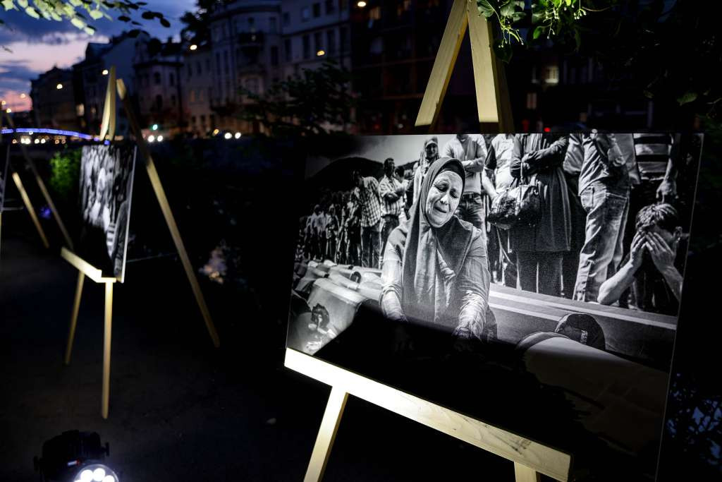 Upriličena izložba autora Velije Hasanbegovića 'Potočarske sjene'