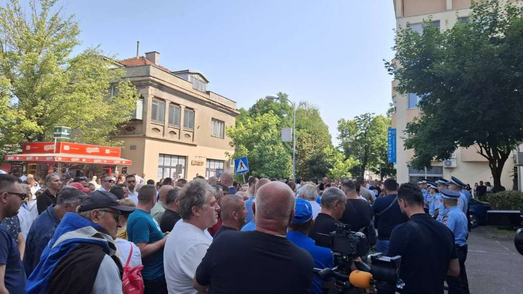 Pristalice i funkcioneri SDS-a ispred suda traže puštanje Miličevića