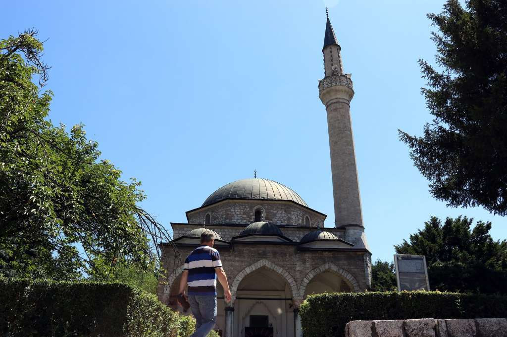 Razbijeno staklo na džamiji u Mostaru
