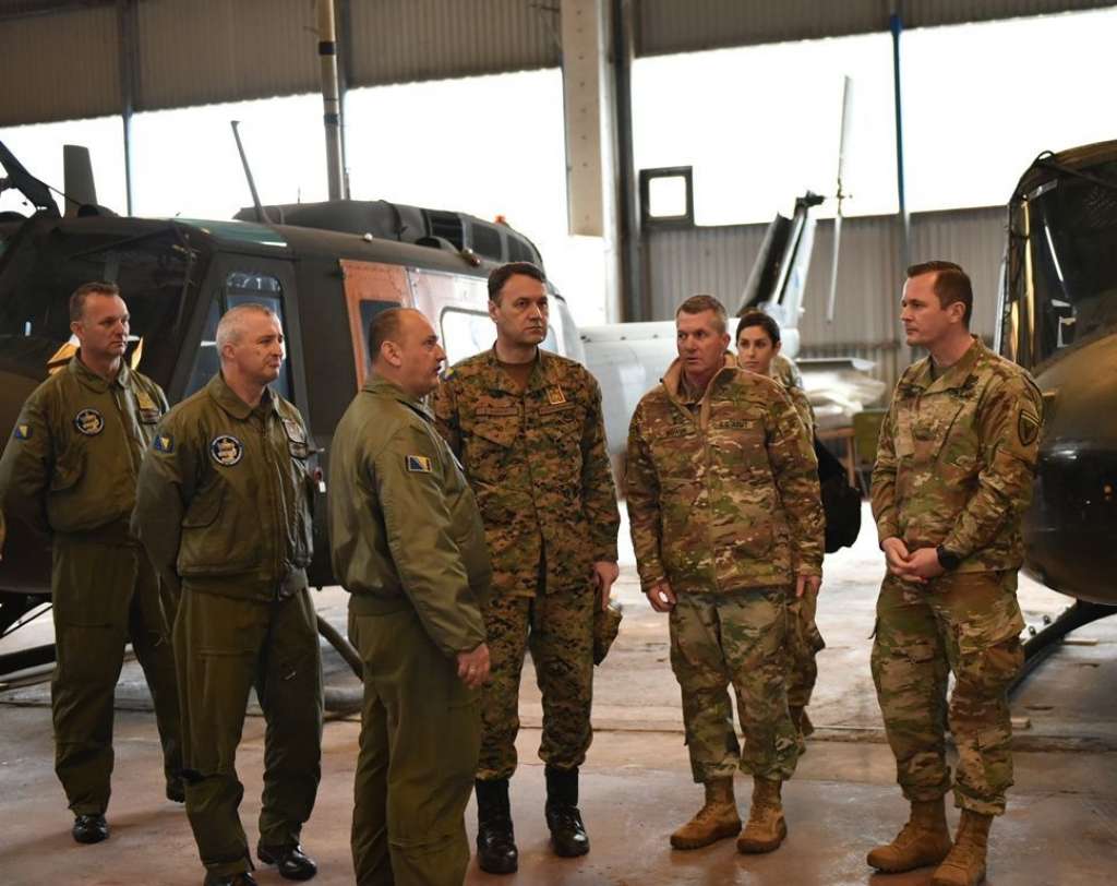 Mašović i Gowen posjetili helikopterski eskadron Brigade zračnih snaga i protivzračne odbrane OSBiH