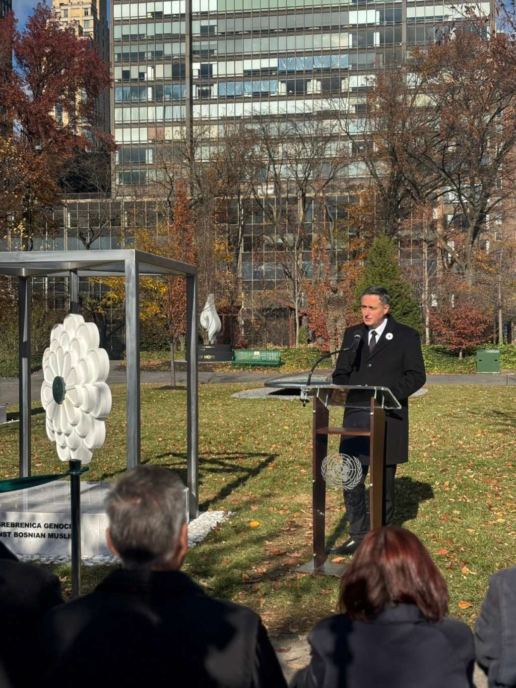 Bećirović: Otkrivanje spomenika 'Cvijet Srebrenice' historijski trenutak za BiH i UN