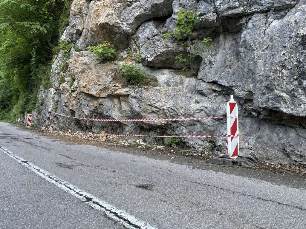 BIHAMK: Saobraća se po suhom ili vlažnom kolovozu, savjetuje se oprez zbog odrona