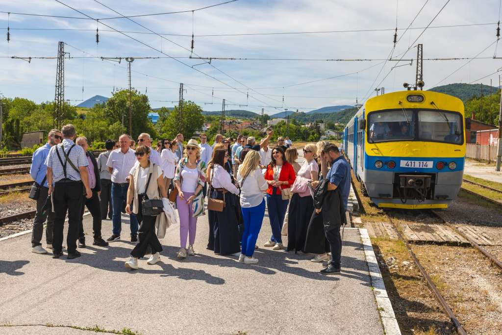 Turistički voz ponovo na Unskoj pruzi, od vikenda redovne vožnje između Bihaća i Bosanske Krupe