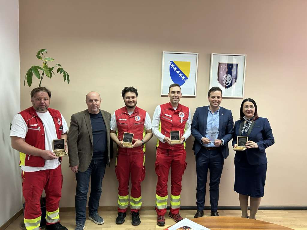 Premijer Uk i ministar Hasanović ugostili pobjednički tim Hitne pomoći nakon regionalnog uspjeha