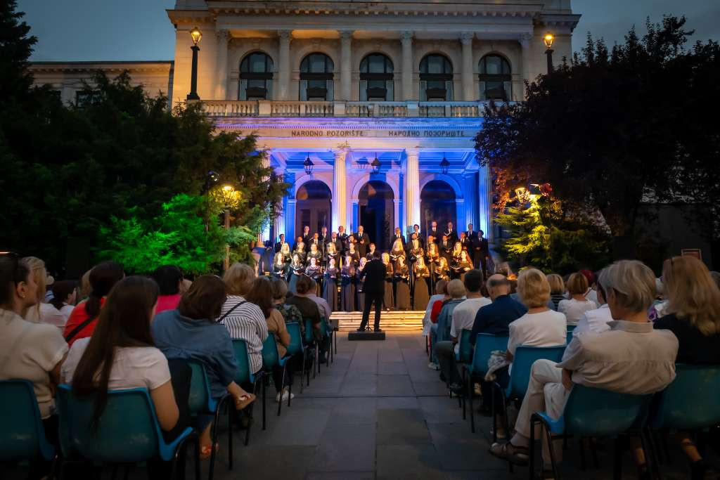 Na pozorišnom Trgu Susan Sontag izveden spektakularan koncert hora Opere NPS