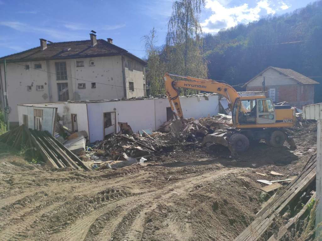 Počelo uklanjanje baraka u ulici Salih bega Kuljuha u Goraždu