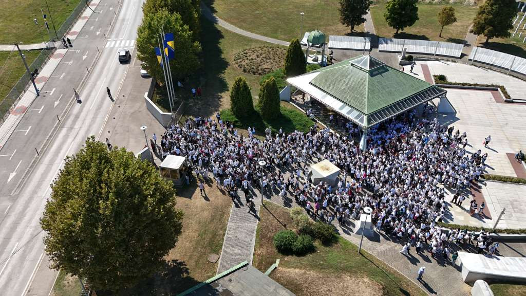 Stipendisti Fondacije Hastor posjetili Memorijalni centar Srebrenica