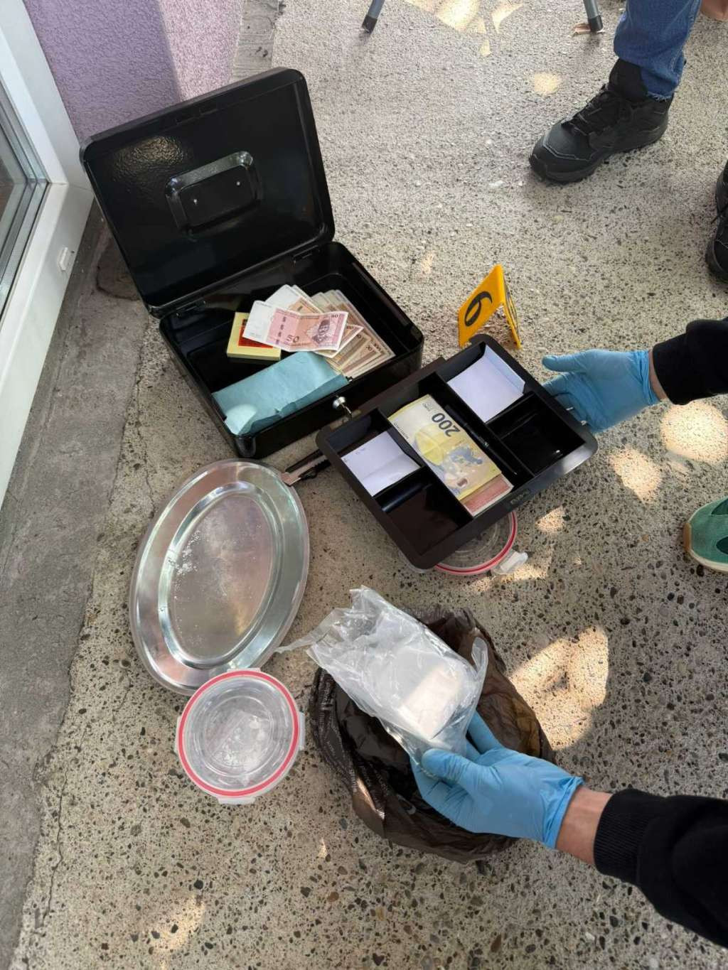 Modriča: Pronađena veća količina droge, oružja i novca, jedna osoba uhićena