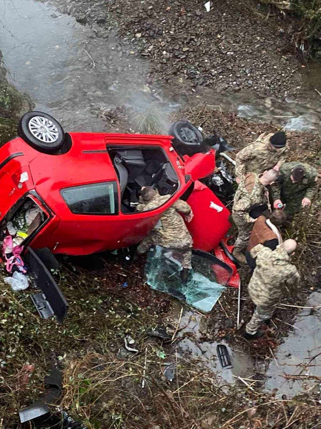 Pripadnici OSBiH spasili ženu koja je imala saobraćajnu nesreću kod Živinica