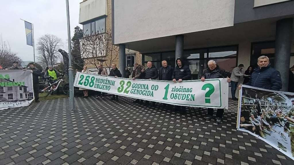 Građani doline Sane na protestnom skupu poručili "Optužnice se ne smiju blokirati"