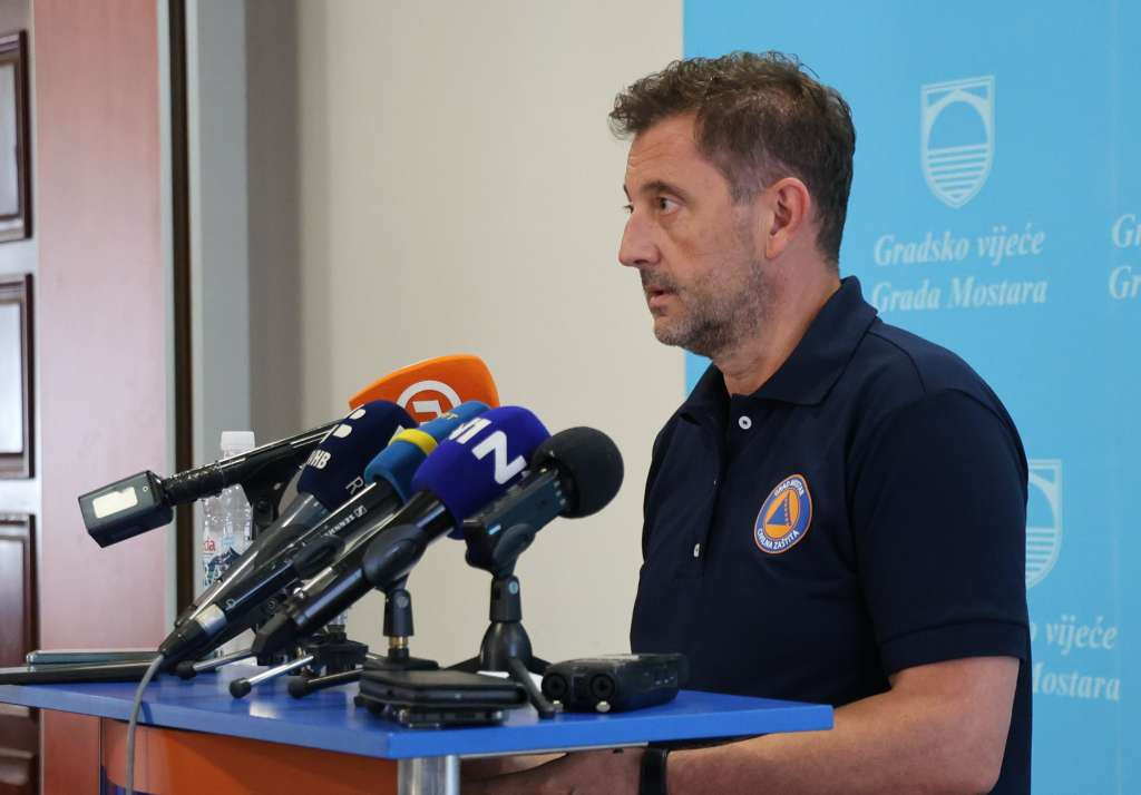 Situacija u Mostaru se stabilizira, krenuo odvoz otpada iz grada