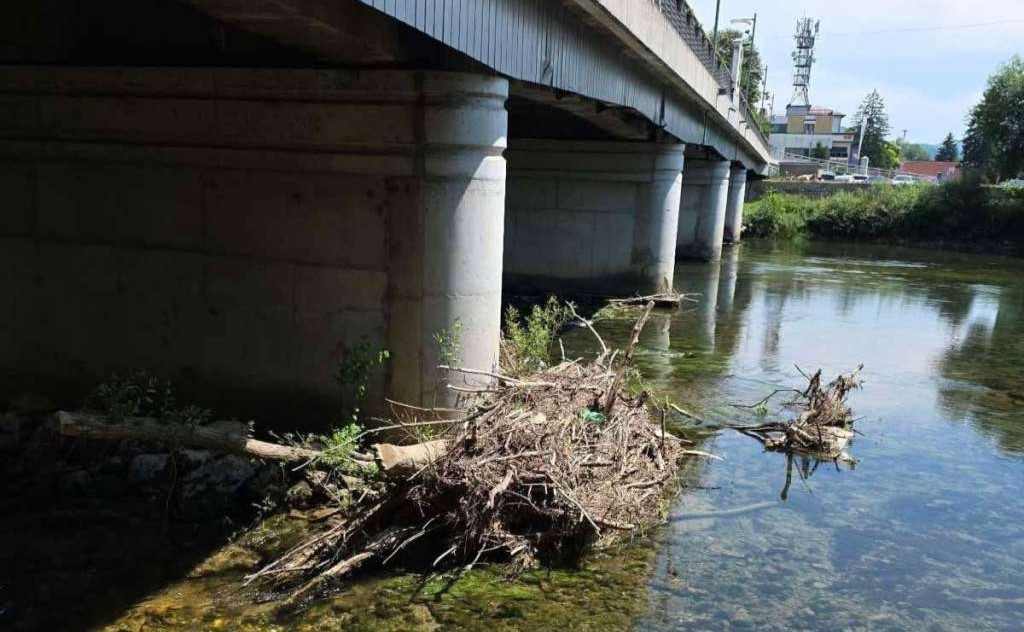 Sanski Most čišćenjem gradskog mosta smanjuje opasnost od poplava