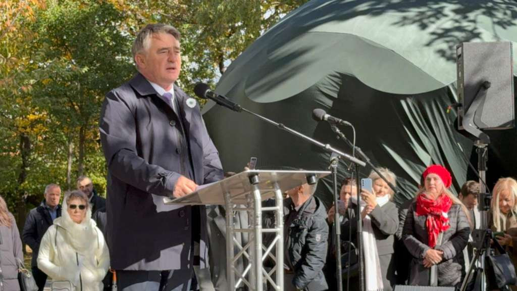 Komšić na otkrivanju 'Cvijeta Srebrenice' u Beču: Nikada više ne vjerovati u tuđe garancije