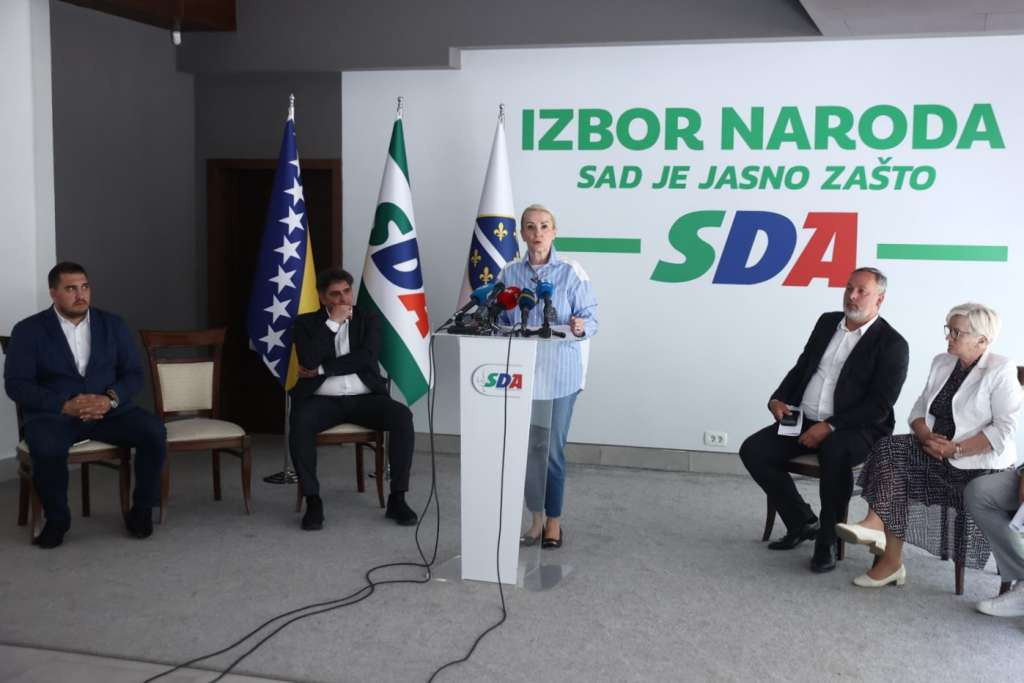 SDA: Premijer UK treba podnijeti ostavku zbog potpunog sloma sistema