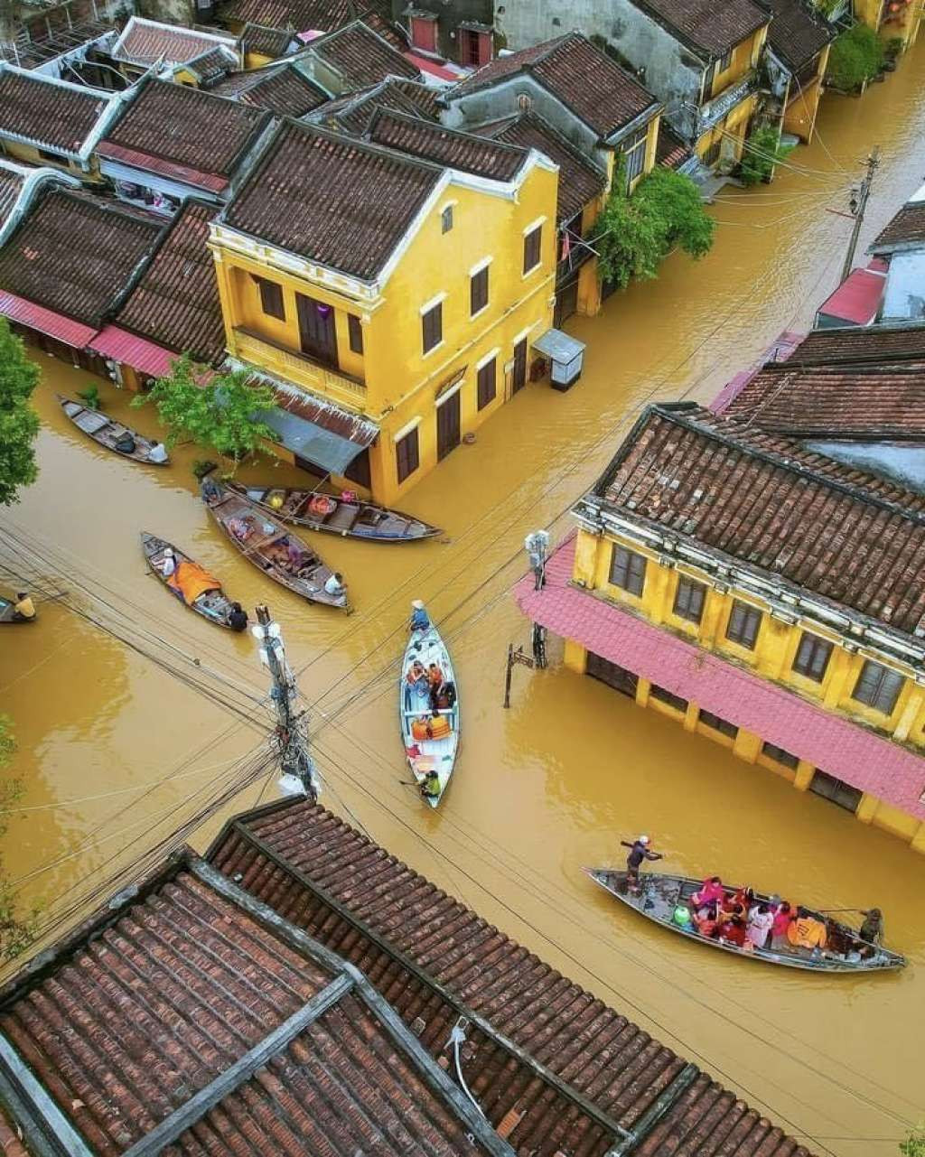 Hiljade kuća pod vodom nakon poplava koje su pogodile Vijetnam