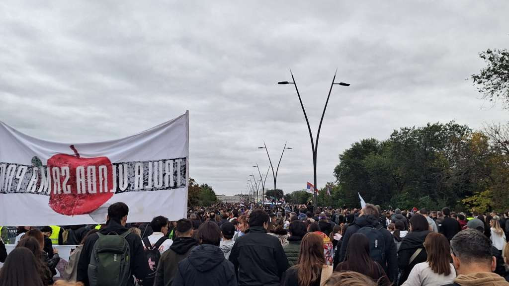Kolone građana pošle na završni miting Studentske liste na Slaviji, saobraćaj već zaustavljen