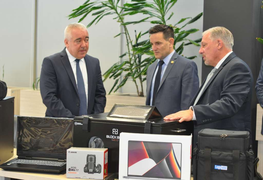 Predstavnici Ambasade SAD-a u BiH uručili vrijednu donaciju za SIPA-u