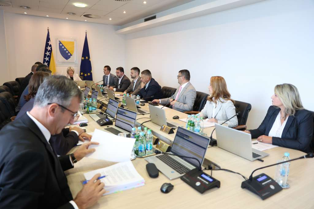 Nastaviti provedbu Revidirane državne strategije za rad na predmetima ratnih zločina