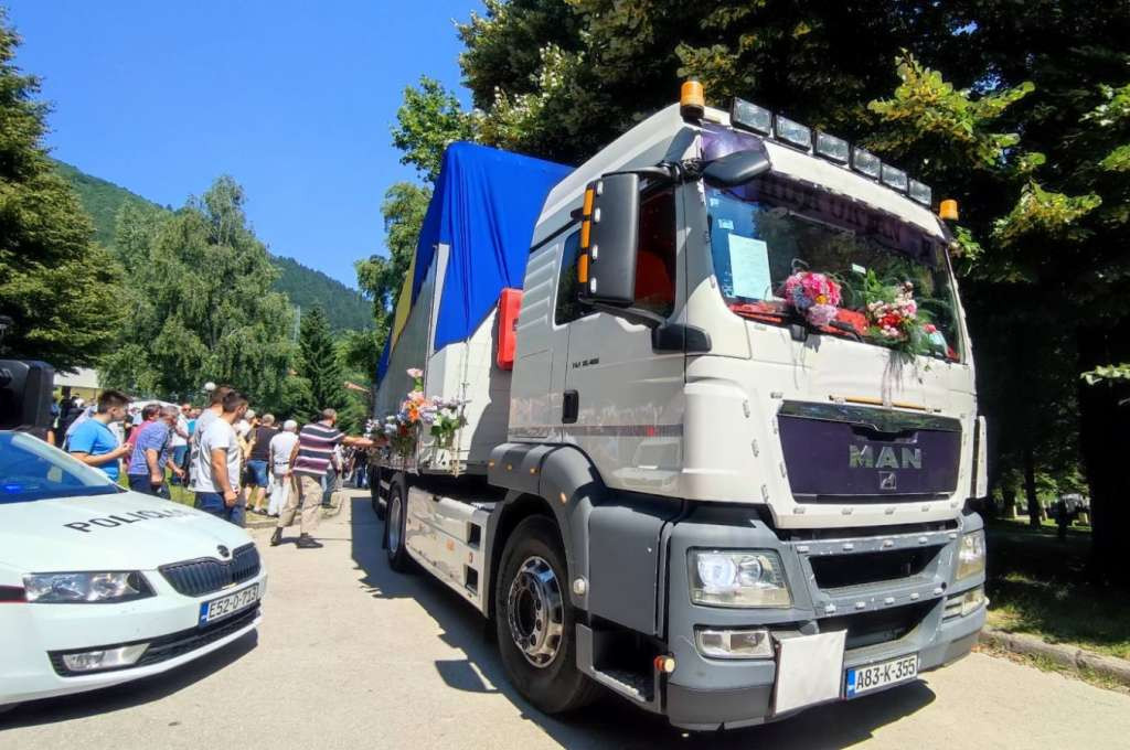 Sutra ispraćaj posmrtnih ostataka 10 žrtava genocida u Srebrenici na putu ka Potočarima