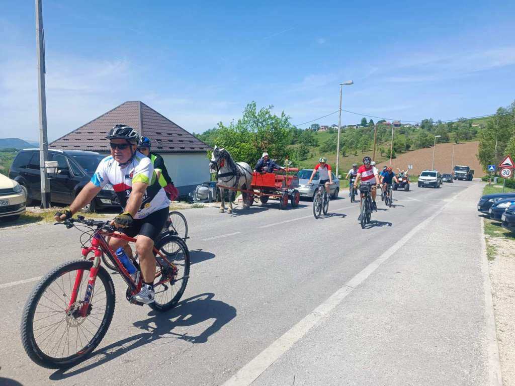 BIHAMK - Upozorenje vozačima na povećan broj motociklista i biciklista u saobraćaju