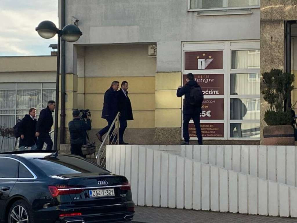 U Doboju počeo sastanak predstavnika SNSD-a i lidera stranaka Osmorke