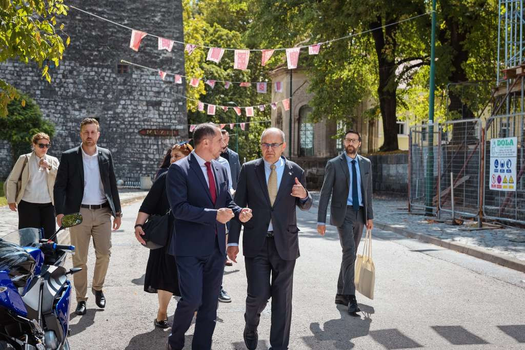 Visoki predstavnik u posjeti Bihaću: Mladi, privreda i turizam kao ključ budućnosti USK