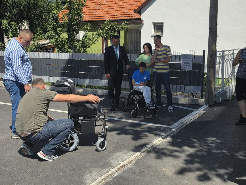 Hurtić uručio elektromotorna kolica dječaku Luki Radoviću iz Bijeljine