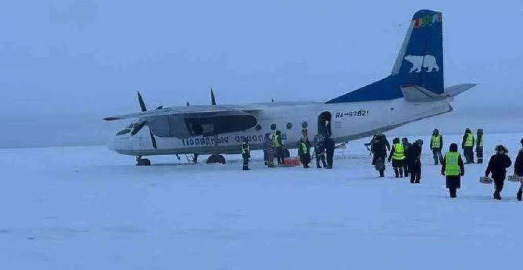 Pilot aviona An-24 umjesto na pistu sletio na zaleđenu rijeku