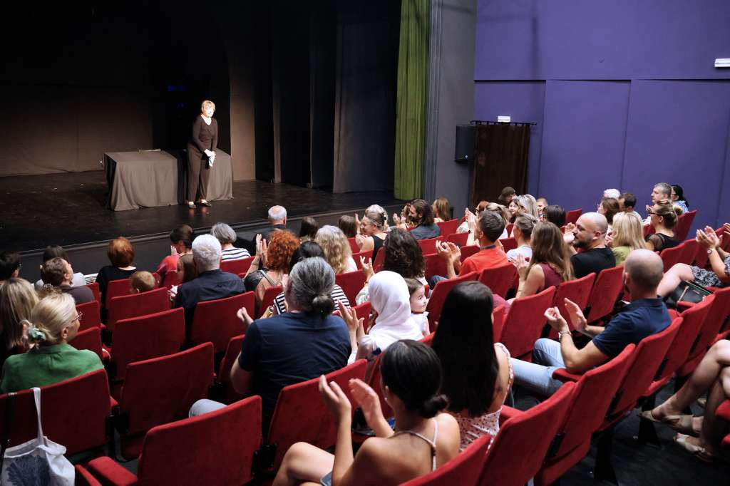 Ines Pašić oduševila mostarsku publiku izvedbom predstave 'Lutke Sapiens'