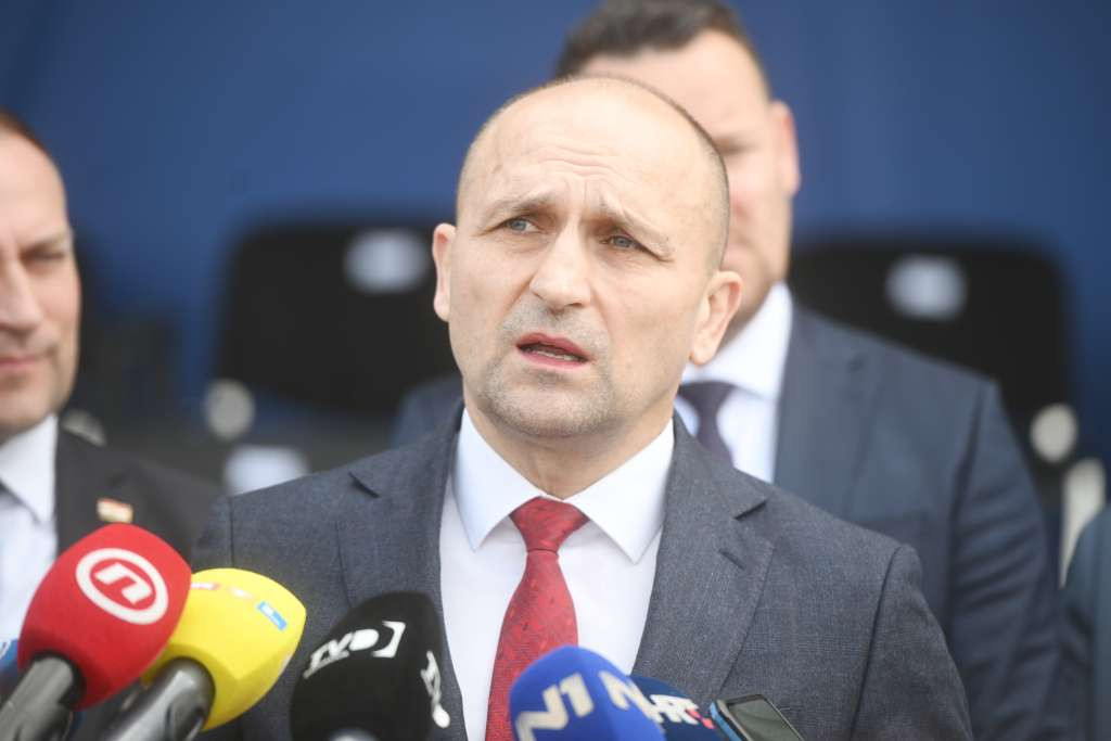 Hrvatskog ministra Anušića ne zabrinjava naoružavanje Srbije