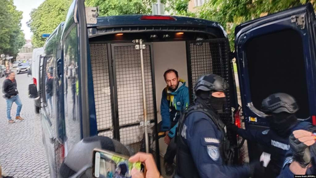 Naguravanje policije i prosvjednika pred Višim sudom u Novom Sadu