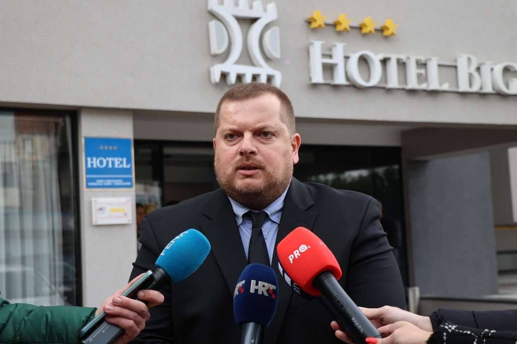 Ljubuškim maturantima po 300 maraka potpore