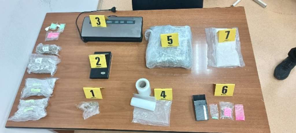 Policija pretresla kuću u Bugojnu: Pronađen pištolj, indijska konoplja i 80 komada ecstasyja