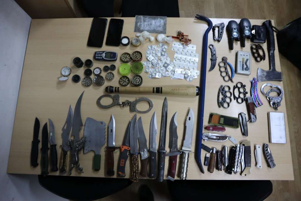 Kod Bugojanaca pronađena veća količina droge i hladnog oružja