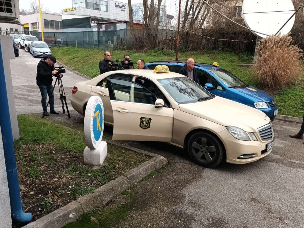 U Tuzlanskom kantonu počinje raspodjela dopunskih oznaka za taksi vozila u 2023.
