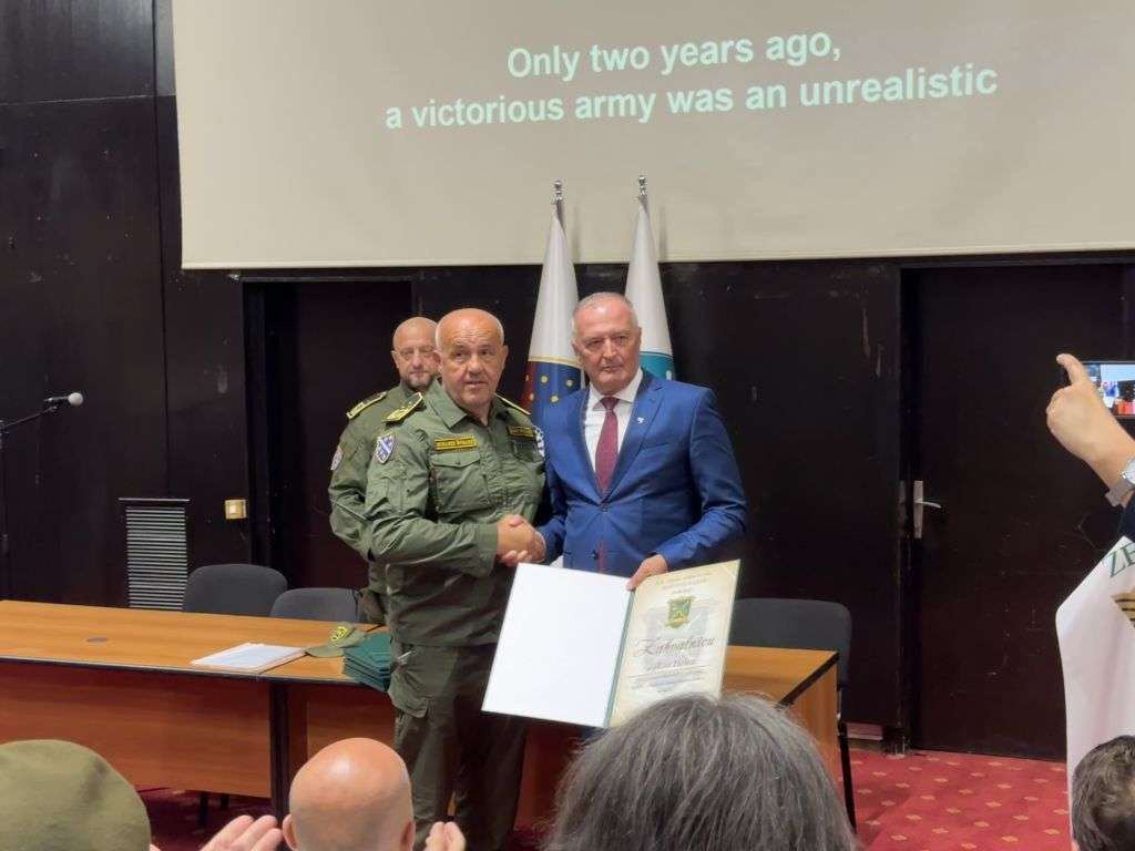 Članovi Udruženja boraca 'Bosnae – Zelene beretke' ministru Helezu uručili zahvalnicu