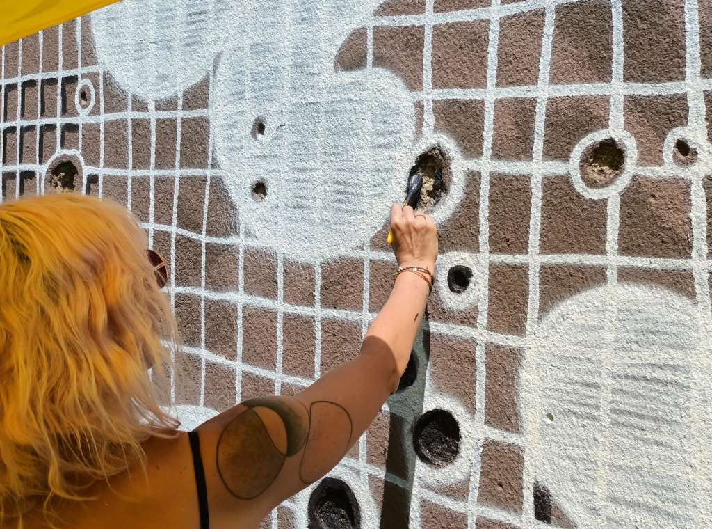 Spona moderne umjetnosti i tradicije heklarija na napuštenoj staroj biblioteci u Mostaru