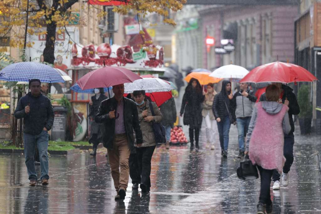Narednih dana pretežno oblačno, u petak padavine širom zemlje