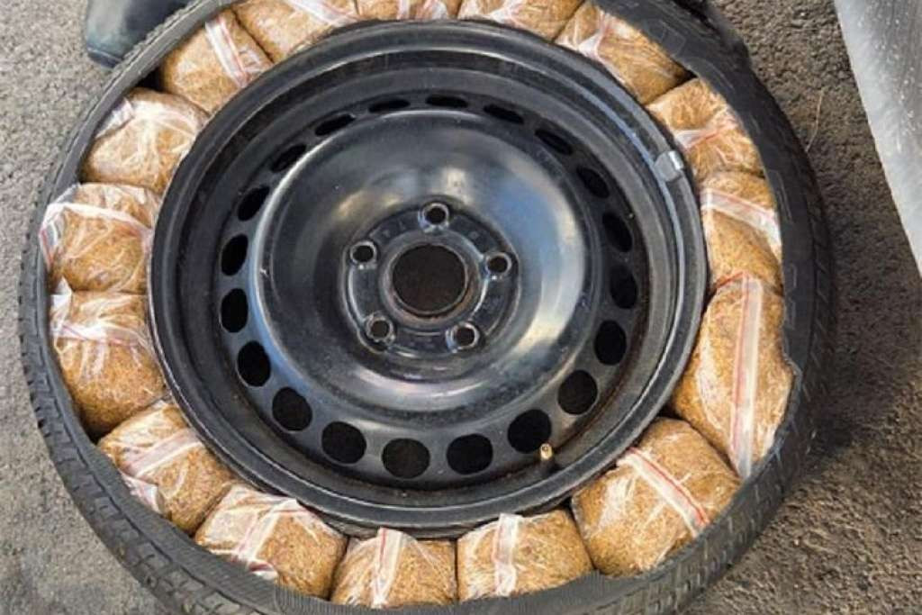 U tvorničkim šupljinama vozila bh. državljanin sakrio 39,95 kg sitno rezanog duhana