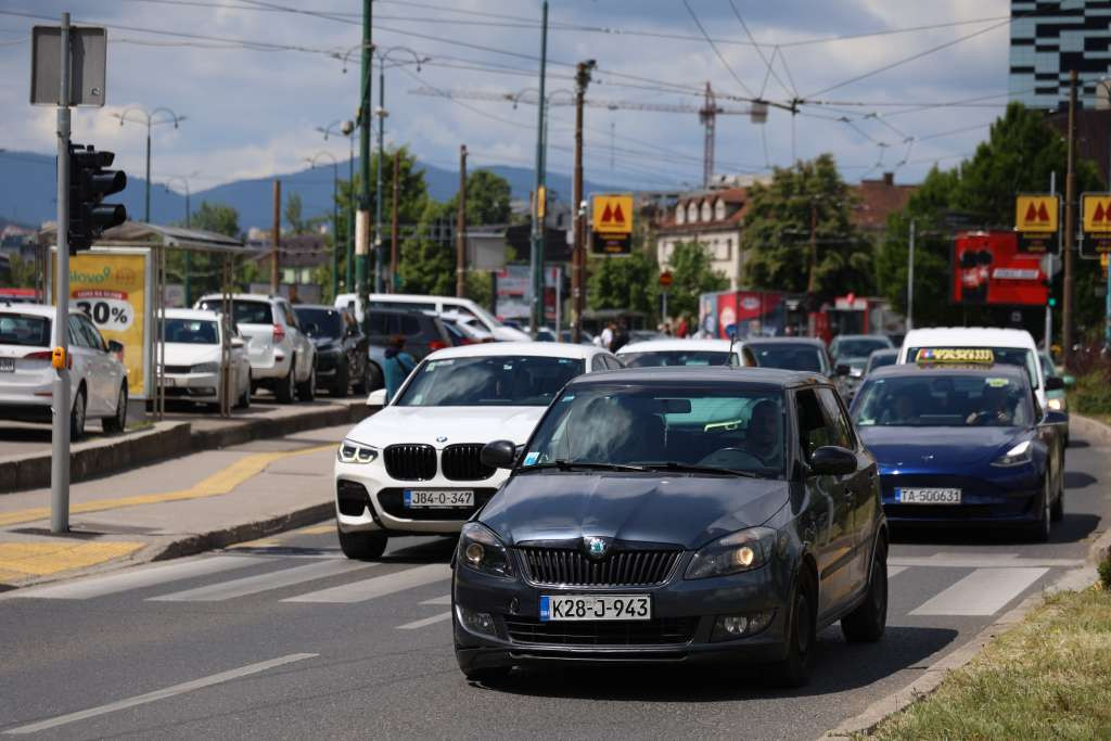 Na pojedinim dionicama sanacioni radovi i usporeno saobraćanje, kratkotrajna zadržavanja na GP