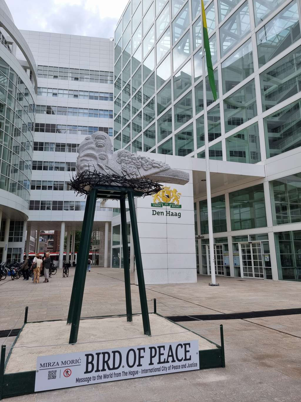 U Hagu svečano inaugurirana skulptura “Ptica mira” bh. umjetnika Mirze Morića