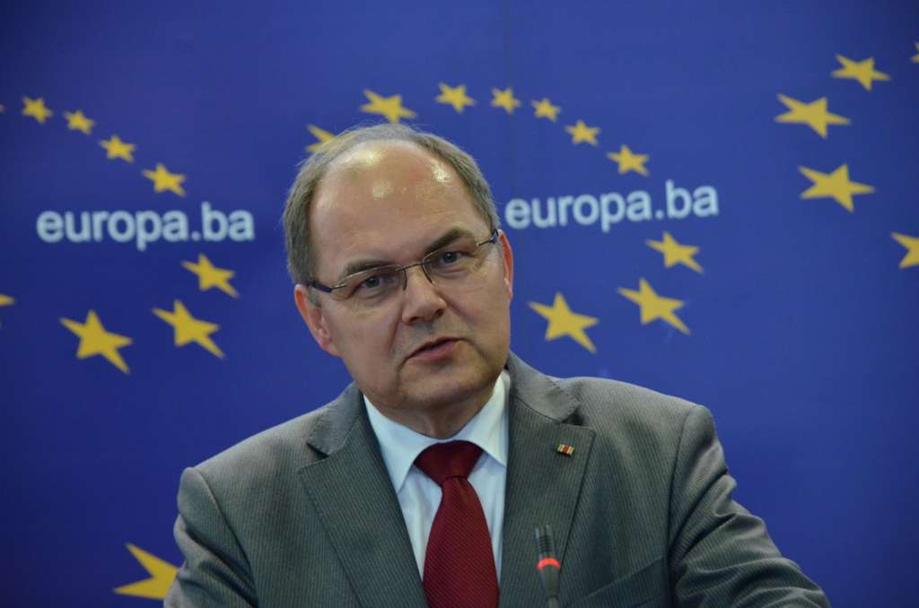 Schmidt: Preduzeti korake u stabilizaciji zemlje i spriječiti odlazak mladih